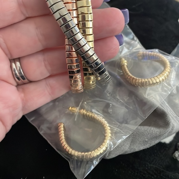 Steely Glam Tubogas Stretch Bracelet  with pierced earrings set by R.J. … - Picture 2 of 6